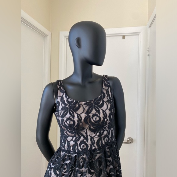 Rose-lace Cocktail Dress - Picture 5 of 7